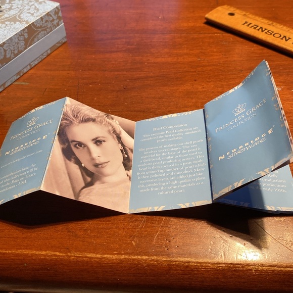 New in Box Princess Grace Collection Pearl Brooch from Newbridge Silver Ware. - Picture 8 of 9